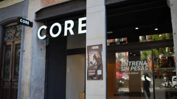 Fachada exterior del local CORE en Madrid con letrero iluminado