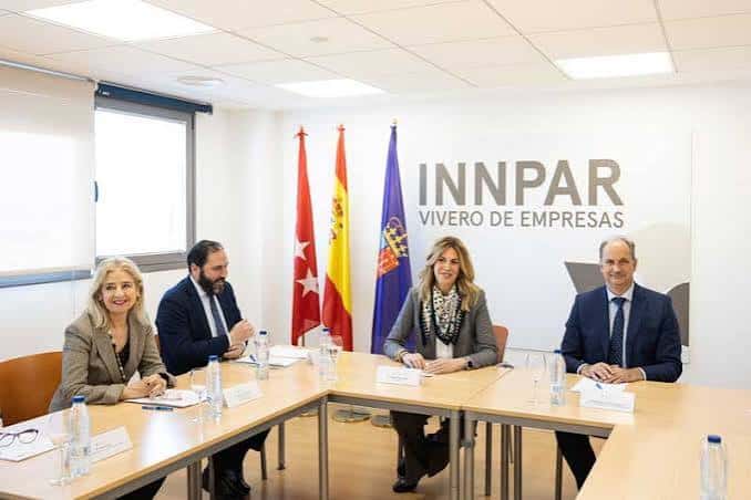 Sala de reuniones en Innpar con participantes y banderas institucionales
