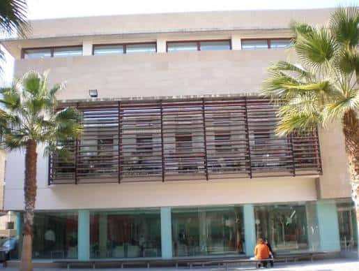 Vista exterior de la Biblioteca Pública Pilar Barnés con fachada moderna y palmeras