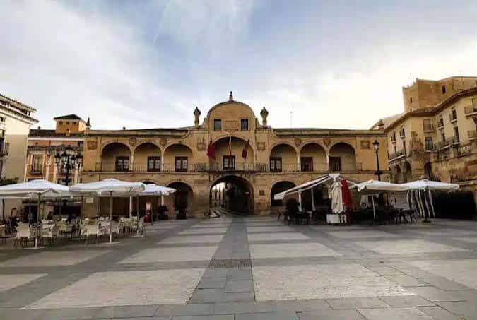 Vista panorámica de la Plaza Real con el Ayuntamiento y terrazas
