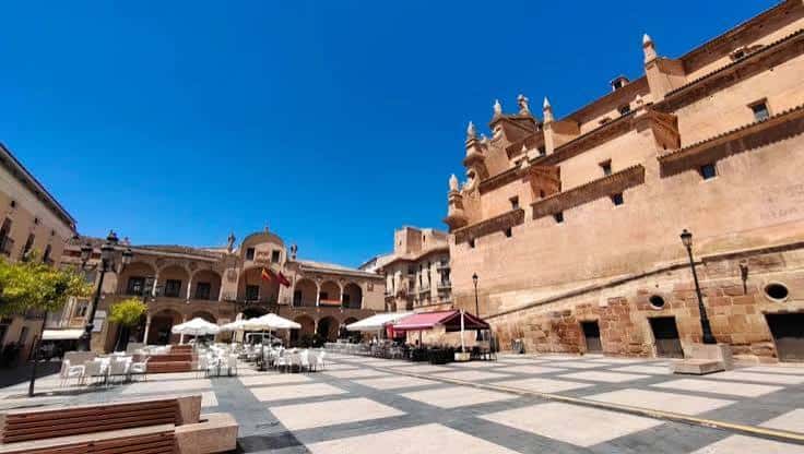 Plaza Real en un día soleado con arquitectura histórica
