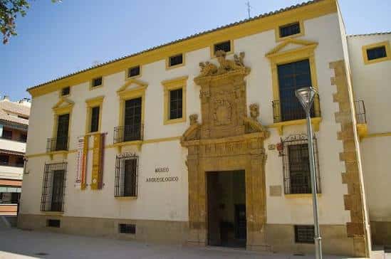 Fachada principal del Museo Arqueológico Municipal de Lorca con detalles barrocos