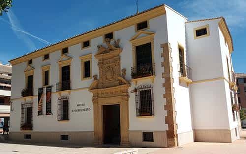 Entrada monumental del museo con escultura y balcones