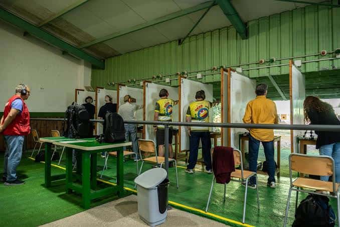 Interior del polígono de tiro con tiradores en sus puestos
