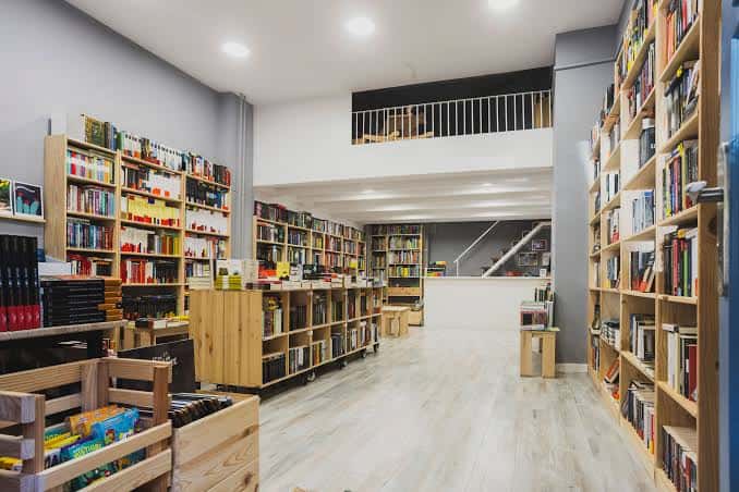 Vista general del interior de la librería con estanterías y zona de lectura