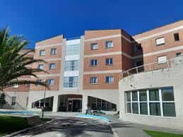 Vista exterior del Centro Municipal de Mayores Juan XXIII en Móstoles con fachada moderna y cielo despejado