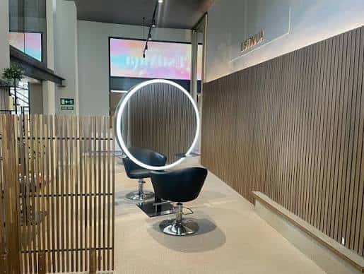 Plano cenital de la zona de estilismo con espejo circular iluminado