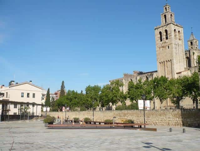 Vista panorámica de la Plaça de l'U d'Octubre con el Monasterio de Sant Cugat al fondo