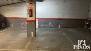 Zona de aparcamiento con extintor visible y señalización de nivel
