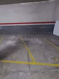Espacio vacío de aparcamiento con líneas amarillas en el suelo