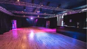 Pista de baile iluminada con luces de colores en el suelo