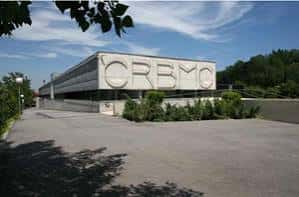 Vista exterior del edificio CRBMC con su fachada distintiva