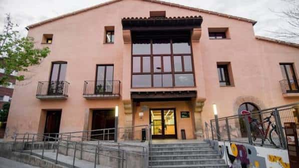 Fachada principal del Casal Torreblanca con tonos rosados y detalles arquitectónicos