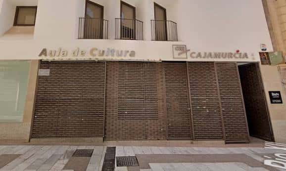 Fachada del Aula de Cultura Cajamurcia en Lorca con el nombre visible