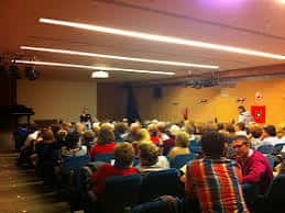 Interior del auditorio durante un evento literario con público sentado