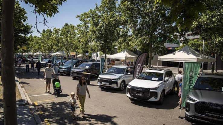 Feria del vehículo en la Avinguda Universitària con coches expuestos