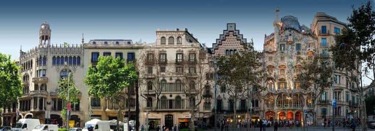 Vista panorámica de la fachada icónica del Passeig de Gràcia con edificios modernistas