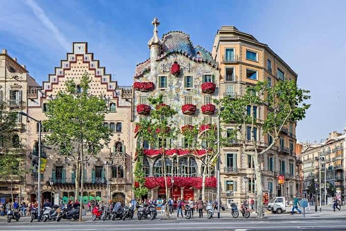 Fachada colorida y detallada de Casa Batlló en el Passeig de Gràcia
