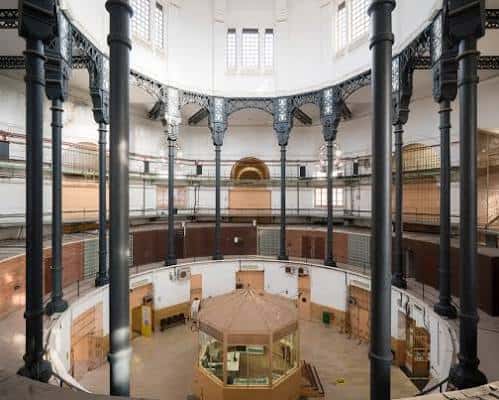 Vista interior del patio central con columnas y balcones circulares