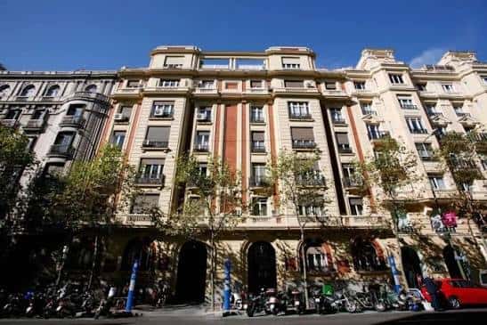 Fachada clásica de un edificio en la calle Velázquez con balcones ornamentados
