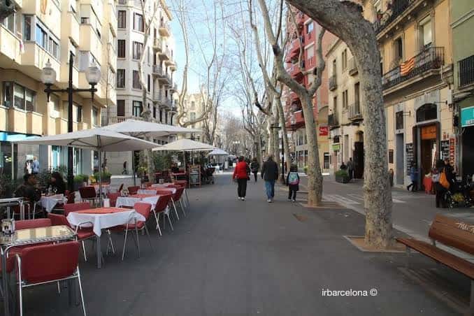 Vista de la Rambla del Poblenou con terrazas de cafetería y peatones