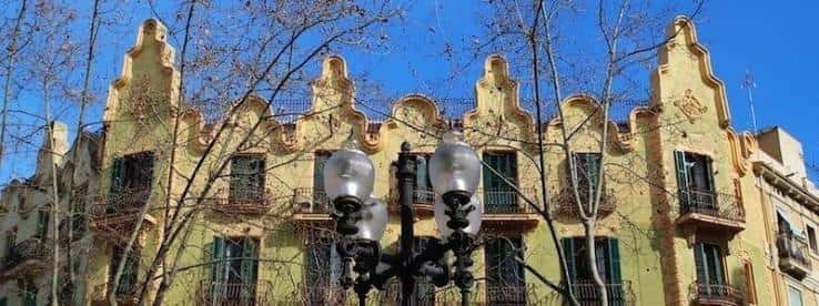 Fachada arquitectónica singular con detalles modernistas en la Rambla del Poblenou