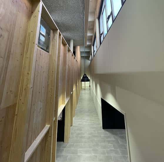 Pasillo interior con paneles de madera y diseño moderno