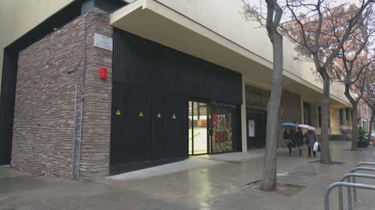 Fachada exterior del Espai Jove Ca la Panarra en Barcelona
