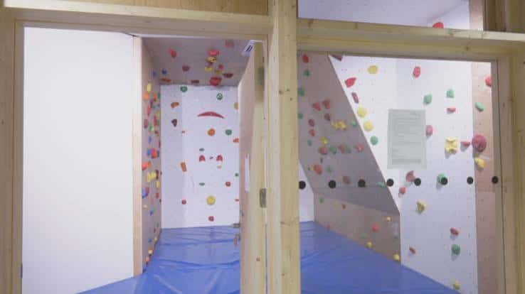 Paredes de escalada indoor con agarres coloridos
