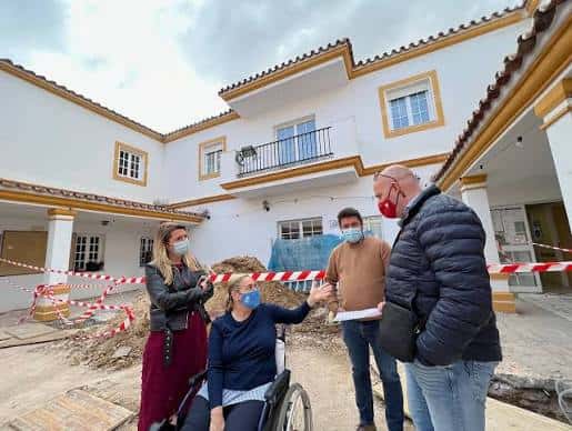 Inspección de las obras de mejora en el patio exterior del Hogar Social