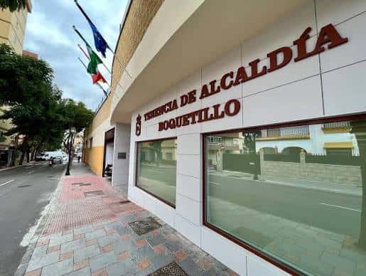 Fachada principal de la Tenencia de Alcaldía del Boquetillo con letrero y banderas