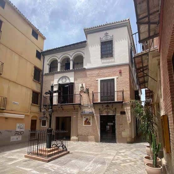 Fachada principal del Centro de Acogida San Juan de Dios en Málaga