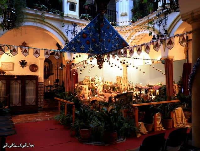 Belén navideño decorado en el patio interior del centro