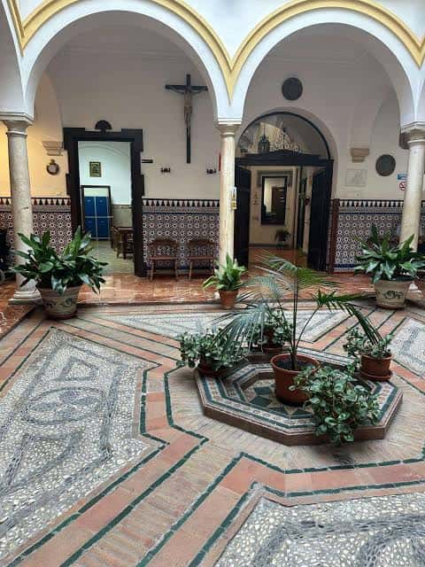 Patio central con arcos, azulejos tradicionales y plantas