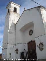 Vista lateral de la Iglesia de Santa Bárbara mostrando detalles arquitectónicos y escudos