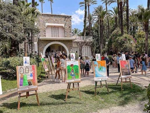Exposición de arte infantil en los jardines del Hort del Xocolater
