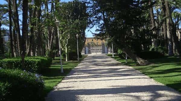Sendero arbolado que conduce al recinto del Hort del Xocolater
