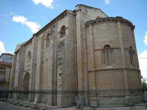 Vista lateral de la Iglesia de San Martín mostrando sus muros de piedra y ventanas románicas