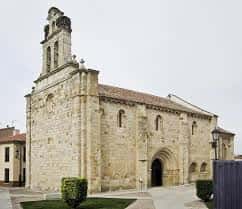 Fachada principal de la Iglesia de San Martín en Zamora con su torre y entrada arqueada