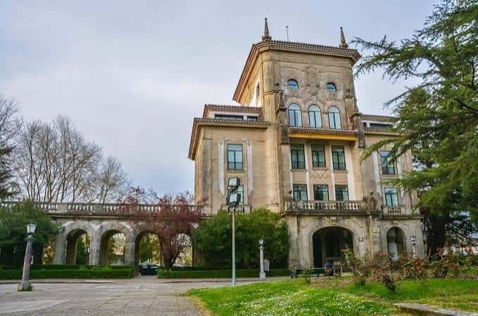 Fachada del Colegio Mayor Rodríguez Cadarso con arquitectura clásica