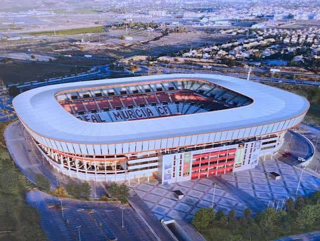 Vista aérea del Estadio Nueva Condomina mostrando su estructura moderna y entorno urbano