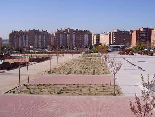 Vista panorámica del Parque de Salvador Allende con zonas ajardinadas y edificios residenciales al fondo