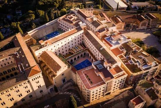 Vista aérea del complejo del Colegio Lestonnac en Tarragona con patios y canchas deportivas