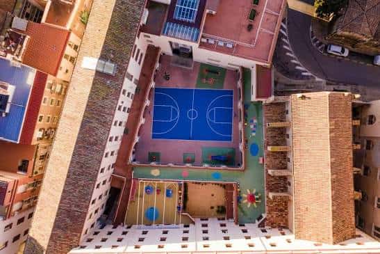Perspectiva cenital de los patios recreativos y zonas deportivas del colegio