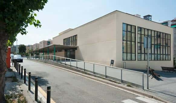 Vista exterior de la Biblioteca Maria Aurèlia Capmany mostrando su fachada moderna y rampa de acceso