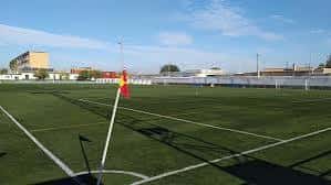 Campo de fútbol Quinta de la Paz con césped artificial y banderines en Sanlúcar de Barrameda