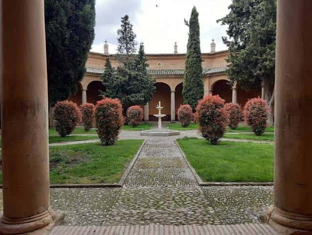 Patio interior del museo con columnas, fuente central y jardines bien cuidados