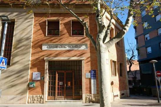 Fachada exterior del Centro Cívico Ponent con detalles de ladrillo y entrada principal