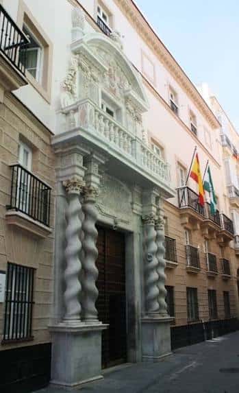 Fachada principal del Archivo Histórico Provincial de Cádiz con sus columnas salomónicas