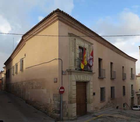 Fachada exterior del Archivo Histórico Provincial de Segovia con banderas